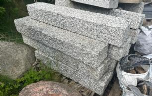 Pullert kantblok grå granit