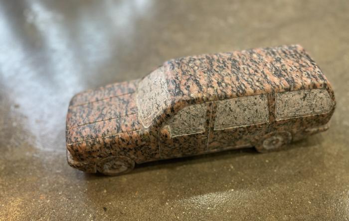 salg af Rød granit volvo 745ST CAR