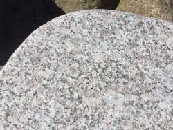 Bænk med buet sæde granit sten