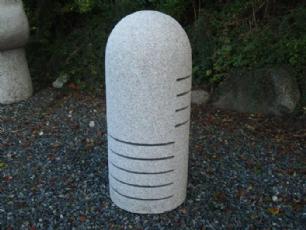 Rund granitlampe med lysriller