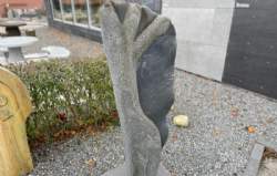 sort skulptur granit