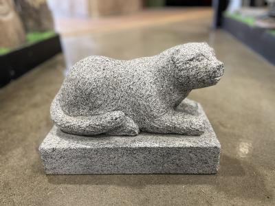 salg af Skulptur mink gråsort