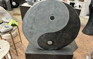 Skulptur yin yang sort på sokkel