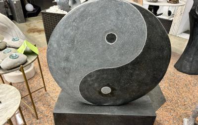 salg af Skulptur yin yang sort på sokkel