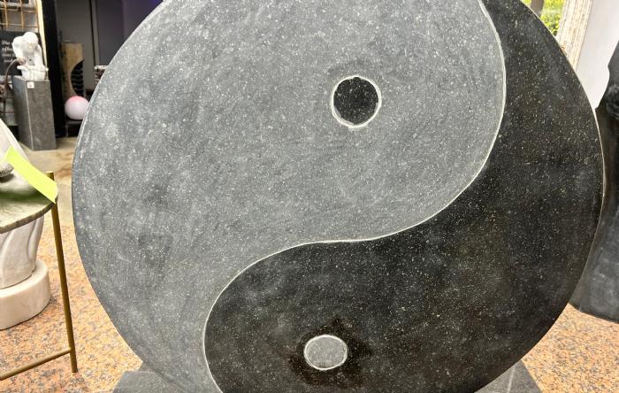 salg af Skulptur yin yang sort på sokkel