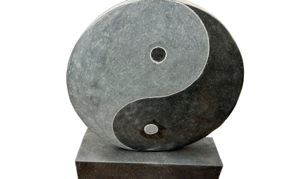 salg af Skulptur yin yang sort på sokkel