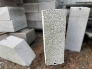 Sokkel gråsort granit