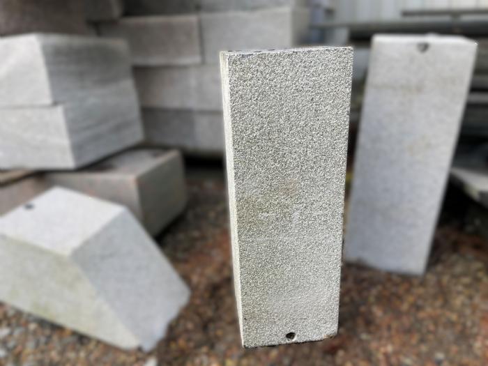 salg af Sokkel gråsort granit