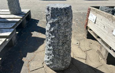salg af Rund, kløvet granitsokkel