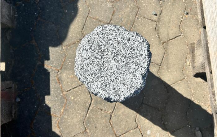 salg af Sokkel i Gråsort granit H.40 cm
