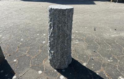 salg af Rund, kløvet granitsokkel