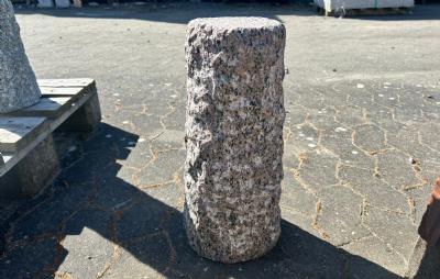 salg af Rund, kløvet granitsokkel