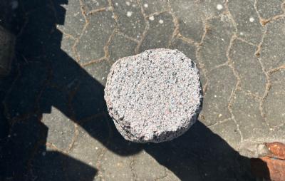 salg af Rund, kløvet granitsokkel