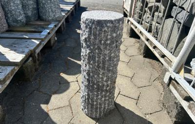 salg af Rund, kløvet granitsokkel