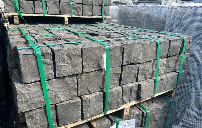 salg af Sort basalt palisade kantsten