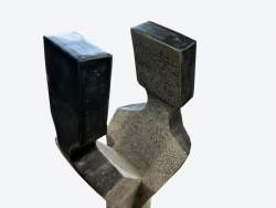 Par omfavnende sort granit