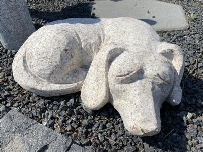 salg af Sovende hund gul granit