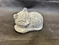 sovende kat i grå granit
