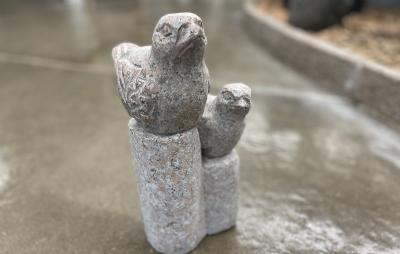 salg af Sten fuglepar på sokkel