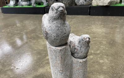 salg af Granitfuglepar på sokkel