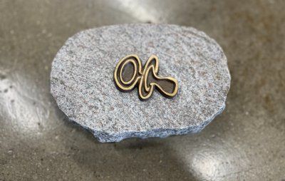 Sten med motiv i bronze