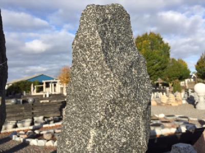 salg af Stensøjle gråsort granit