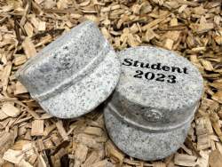 studenterhue i granit