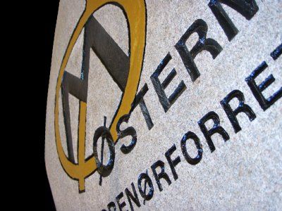 Tekst eller logo på gårdsten