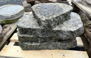 Trædesten blålig granit rest