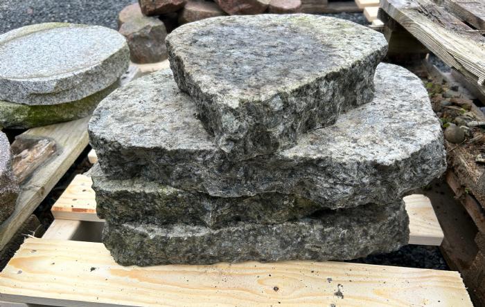 salg af Trædesten blålig granit rest
