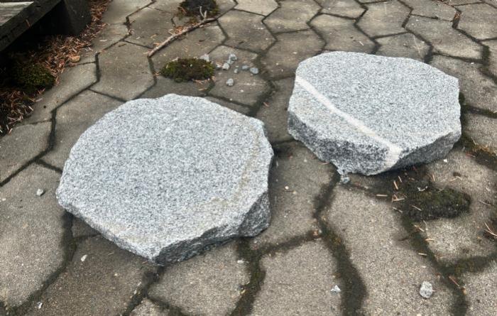 salg af Trædesten gråsort granit