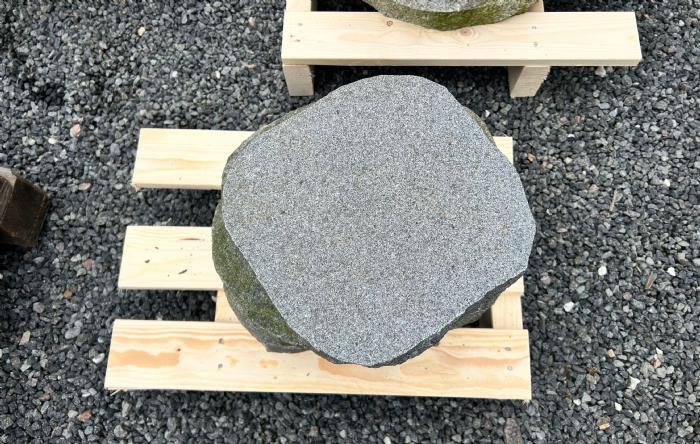 salg af Trædesten gråsort granit restpalle
