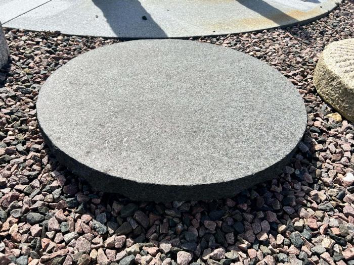 salg af Trædesten sort basalt rund