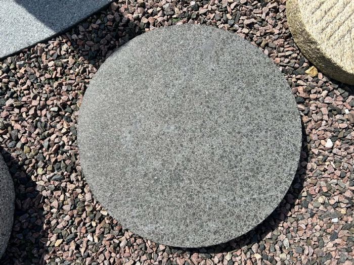 salg af Trædesten sort basalt rund