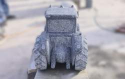 grå granit traktor