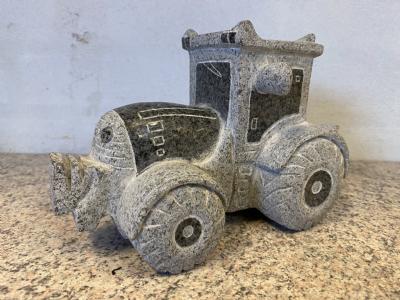 salg af Lille traktor i gråsort granit