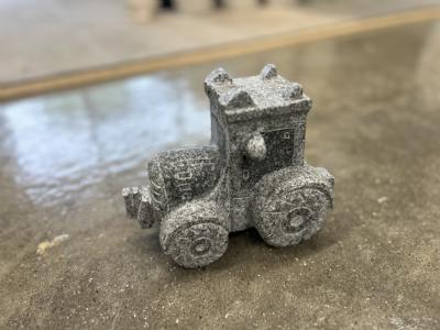 salg af Lille traktor i gråsort granit