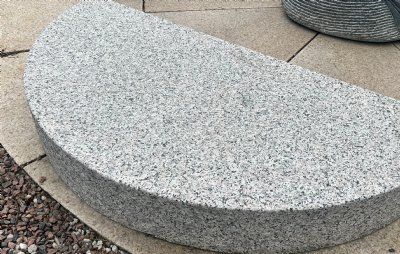 Trappetrin radius T-rosa granit