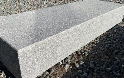 Trappetrin i gråsort granit