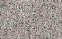 Stentrappe i rødlig granit