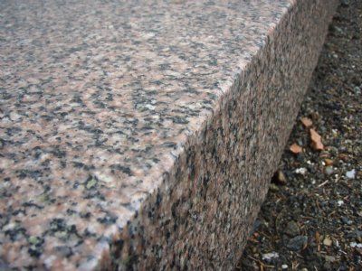 Granit trappetrin i mørkerød granit