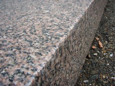 salg af Granit trappetrin i mørkerød granit