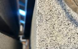 trin lysgrå med skår