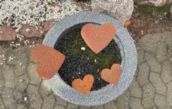 trug med corten hjerter