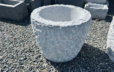 Trug råkløvet grå granit