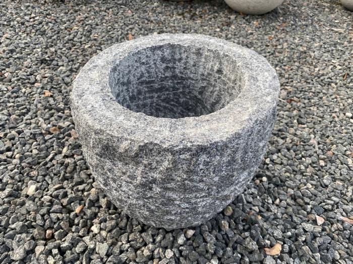 salg af Trug råkløvet gråsort granit