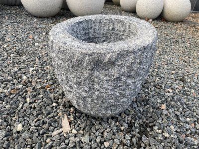 Trug råkløvet gråsort granit