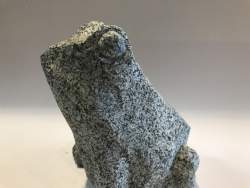 tudse i grå granit