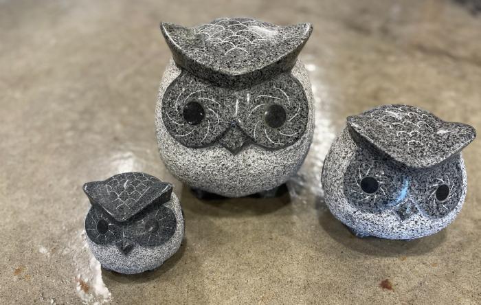 salg af Ugle buttet, gråsort granit