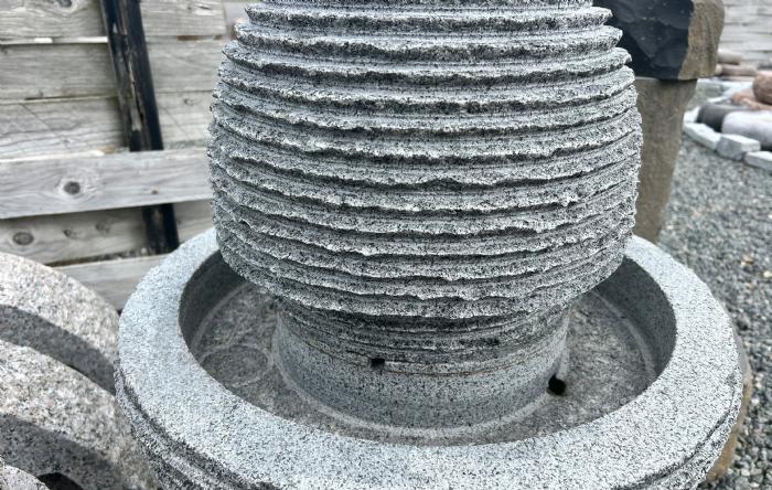 salg af Vandreservoir Vredet kugle på sokkel